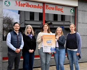 5 Personen stehen vor Maribondo Bowling und haben ein Plakat für die Veranstaltung Azubi Match in der Hand&nbsp;&copy;&nbsp;Landkreis Osterholz
