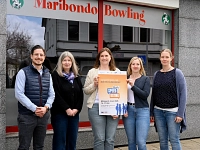 Azubi Match 2026 5 Personen stehen vor Maribondo Bowling und haben ein Plakat für die Veranstaltung Azubi Match in der Hand