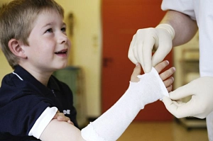 Junge bekommt die Hand verbunden