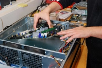 Informatiker bearbeitet Computerhardware