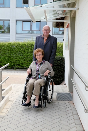 Ehepaar testest die Rampe im Eingangsbereich des Musterhauses