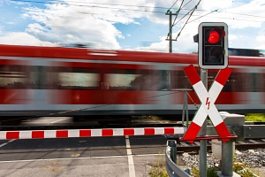 Bahnübergang Zug Ampel rot&nbsp;&copy;&nbsp;Fotolia.com
