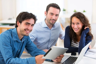 junge Leute Gespräch Arbeit&nbsp;&copy;&nbsp;Fotolia.com