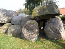 Hünengrab Osterholz-Scharmbeck, Kreuzung Am Hünenstein - Osterholzer Str. in 27711 Osterholz-Scharmbeck