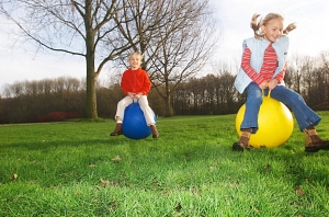 Hüpfende Kinder&nbsp;&copy;&nbsp;Landkreis Osterholz