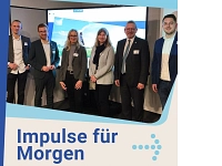 Impulse für Morgen Sechs Personen stehen vor einer Präsentation