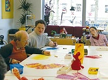 Behinderte Menschen bei der Gruppenintegration