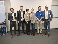 Unternehmensnetzwerk Sechs Personen vor weißem Hintergrund